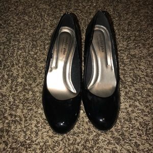 Super cute black shiny pumps!